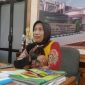 PAKAI BATIK: Direktur RSUD dr. H. Moh. Anwar Sumenep, Erliyati, saat berada di ruang kerjanya (Doc. Seputar Jatim)