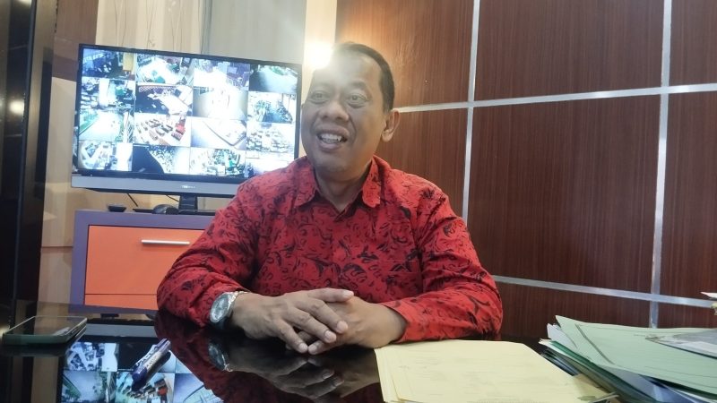 TERSENYUM : Kepala DKPP Sumenep, Chainur Rasyid saat ditemui di ruang kerjanya (SandiGT - Seputar Jatim)