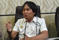 BERPENDAPAT: Anggota Komisi III DPRD Sumenep, Akhmad Yasid saat berdiskusi soal tambang galian C ilegal di Sumenep (Foto Istimewa)