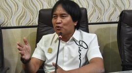 BERPENDAPAT: Anggota Komisi III DPRD Sumenep, Akhmad Yasid saat berdiskusi soal tambang galian C ilegal di Sumenep (Foto Istimewa)