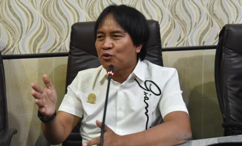 BERPENDAPAT: Anggota Komisi III DPRD Sumenep, Akhmad Yasid saat berdiskusi soal tambang galian C ilegal di Sumenep (Foto Istimewa)