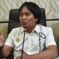 BERPENDAPAT: Anggota Komisi III DPRD Sumenep, Akhmad Yasid saat berdiskusi soal tambang galian C ilegal di Sumenep (Foto Istimewa)