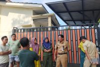 BERDEBAT: Kepala DKUPP Sumenep, Moh Ramli (tengah) mendapat protes dari pedagang saat melakukan penindakan dan penertiban lapak PKL yang melanggar di Desa Pabian (SandiGT - Seputar Jatim)