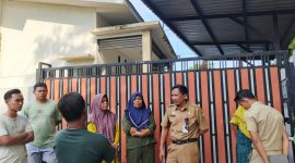 BERDEBAT: Kepala DKUPP Sumenep, Moh Ramli (tengah) mendapat protes dari pedagang saat melakukan penindakan dan penertiban lapak PKL yang melanggar di Desa Pabian (SandiGT - Seputar Jatim)