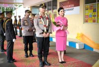 SAKRAL: Prosesi penyambutan Kapolres Sumenep yang baru, AKBP Rivanda, di pintu gerbang masuk Mapolres setempat (Doc. Seputar Jatim)