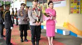 SAKRAL: Prosesi penyambutan Kapolres Sumenep yang baru, AKBP Rivanda, di pintu gerbang masuk Mapolres setempat (Doc. Seputar Jatim)