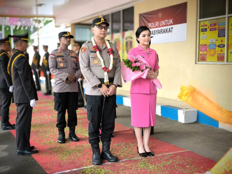 SAKRAL: Prosesi penyambutan Kapolres Sumenep yang baru, AKBP Rivanda, di pintu gerbang masuk Mapolres setempat (Doc. Seputar Jatim)