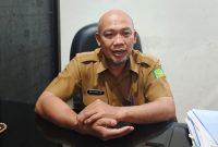 MENYAMPAIKAN: Pejabat yang membidangi penempatan kerja di Disnaker Sumenep, Eko Kurniawan saat ditemui di ruang kerjanya (Doc.Seputar Jatim)