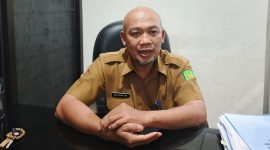 MENYAMPAIKAN: Pejabat yang membidangi penempatan kerja di Disnaker Sumenep, Eko Kurniawan saat ditemui di ruang kerjanya (Doc.Seputar Jatim)