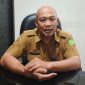 MENYAMPAIKAN: Pejabat yang membidangi penempatan kerja di Disnaker Sumenep, Eko Kurniawan saat ditemui di ruang kerjanya (Doc.Seputar Jatim)