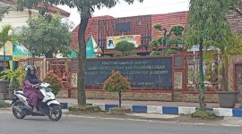 MENDUNG: Pengendara roda dua saat melintas di depan Kantor BKPSDM Sumenep (SandiGT - Seputar Jatim)