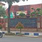 MENDUNG: Pengendara roda dua saat melintas di depan Kantor BKPSDM Sumenep (SandiGT - Seputar Jatim)