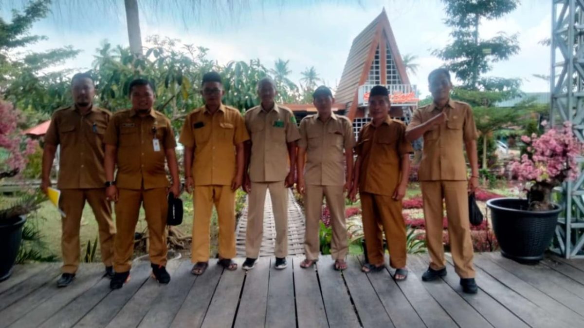 BERJAJAR: Kasubid Pengendalian dan Evaluasi Bapenda Sumenep, Eko Sulistyo berserta staffnya saat swafoto di wisata Somber Raje di Desa Rombiya Timur, Kecamatan Ganding (SandiGT - Seputar Jatim)