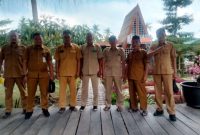 BERJAJAR: Kasubid Pengendalian dan Evaluasi Bapenda Sumenep, Eko Sulistyo berserta staffnya saat swafoto di wisata Somber Raje di Desa Rombiya Timur, Kecamatan Ganding (SandiGT - Seputar Jatim)