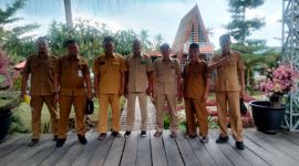 BERJAJAR: Kasubid Pengendalian dan Evaluasi Bapenda Sumenep, Eko Sulistyo berserta staffnya saat swafoto di wisata Somber Raje di Desa Rombiya Timur, Kecamatan Ganding (SandiGT - Seputar Jatim)