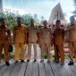 BERJAJAR: Kasubid Pengendalian dan Evaluasi Bapenda Sumenep, Eko Sulistyo berserta staffnya saat swafoto di wisata Somber Raje di Desa Rombiya Timur, Kecamatan Ganding (SandiGT - Seputar Jatim)