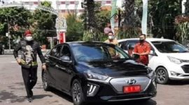GAGAH: Bupati Sumenep Achmad Fauzi Wongsojudo, saat berjalan di samping mobil dinasnya (Doc. Seputar Jatim)