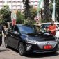 GAGAH: Bupati Sumenep Achmad Fauzi Wongsojudo, saat berjalan di samping mobil dinasnya (Doc. Seputar Jatim)