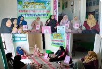 SEMANGAT: Tim Nakes Peskesmas Ganding Suumenep, saat menggelar Kelas Bumil di Desa Ketawang Larangan (Doc. Seputar Jatim)