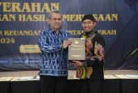 TERSENYUM: Bupati Sumenep, Achmad Fauzi Wongsojudo, saat Menerima penghargaan opini WTP dari BPK RI (Dok. Seputar Jatim)