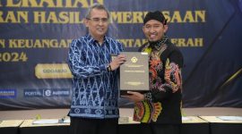 TERSENYUM: Bupati Sumenep, Achmad Fauzi Wongsojudo, saat Menerima penghargaan opini WTP dari BPK RI (Dok. Seputar Jatim)