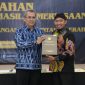 TERSENYUM: Bupati Sumenep, Achmad Fauzi Wongsojudo, saat Menerima penghargaan opini WTP dari BPK RI (Dok. Seputar Jatim)