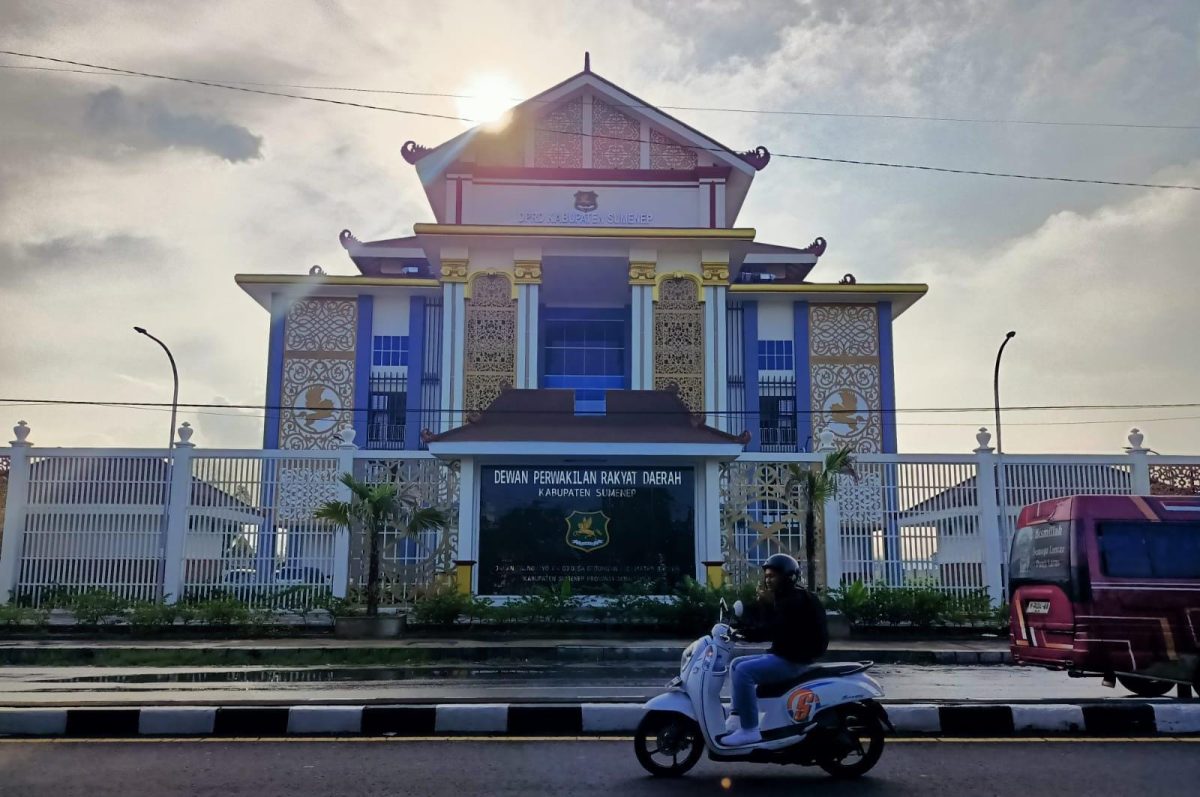 MEGAH: Pengendara roda dua melintas di depan Gedung DPRD Sumenep (Foto Istimewa)