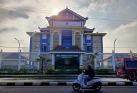 MEGAH: Pengendara roda dua melintas di depan Gedung DPRD Sumenep (Foto Istimewa)