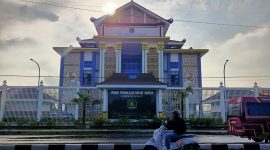 MEGAH: Pengendara roda dua melintas di depan Gedung DPRD Sumenep (Foto Istimewa)