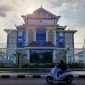 MEGAH: Pengendara roda dua melintas di depan Gedung DPRD Sumenep (Foto Istimewa)