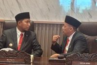 BERBINCANG: Bupati Sumenep, Achmad Fauzi Wongsojudo, (kiri) bersama Ketua DPRD Sumenep, Zainal Arifin (kanan) usai menggelar rapat (Foto Istimewa)