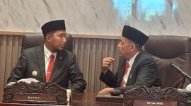 BERBINCANG: Bupati Sumenep, Achmad Fauzi Wongsojudo, (kiri) bersama Ketua DPRD Sumenep, Zainal Arifin (kanan) usai menggelar rapat (Foto Istimewa)