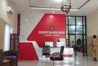 RUANG:  Suasana Kantor BRIDA Sumenep saat karyawan beraktifitas (SandiGT - Seputar Jatim)