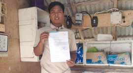 MEMPERLIHATKAN: Korban penipuan oknum petugas PLN, Jailani saat mendapatkan surat dari PLN Sumenep (SandiGT - Seputar Jatim)