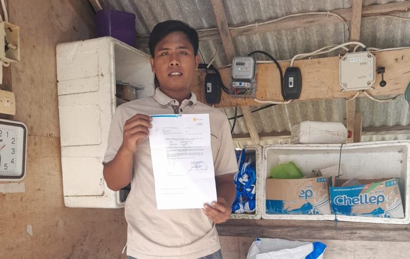 MEMPERLIHATKAN: Korban penipuan oknum petugas PLN, Jailani saat mendapatkan surat dari PLN Sumenep (SandiGT - Seputar Jatim)