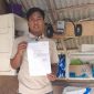 MEMPERLIHATKAN: Korban penipuan oknum petugas PLN, Jailani saat mendapatkan surat dari PLN Sumenep (SandiGT - Seputar Jatim)
