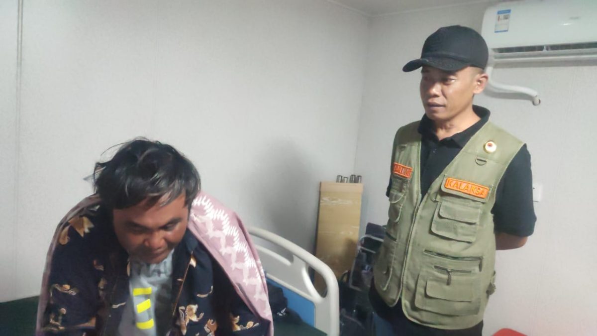 BAHAGIA: Kepala BPBD Sumenep Ach Laili, saat melakukan penjemputan kepada nelayan yang hilang (Doc. Seputar Jatim)