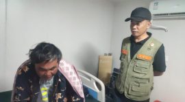 BAHAGIA: Kepala BPBD Sumenep Ach Laili, saat melakukan penjemputan kepada nelayan yang hilang (Doc. Seputar Jatim)