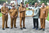 CERIA: Bupati Sumenep Achmad Fauzi Wongsojudo didampingi Wabup Sumenep Imam Hasyim, Sekdakab Edy Rasiyadi, Plt. Kepala BKPSDM Arif Firmanto saat menerima penghargaan dari perwakilan BKN Jawa Timur di halaman kantor pemkab setempat (SandiGT - Seputar Jatim)