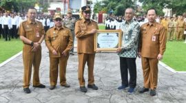 CERIA: Bupati Sumenep Achmad Fauzi Wongsojudo didampingi Wabup Sumenep Imam Hasyim, Sekdakab Edy Rasiyadi, Plt. Kepala BKPSDM Arif Firmanto saat menerima penghargaan dari perwakilan BKN Jawa Timur di halaman kantor pemkab setempat (SandiGT - Seputar Jatim)