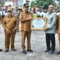 CERIA: Bupati Sumenep Achmad Fauzi Wongsojudo didampingi Wabup Sumenep Imam Hasyim, Sekdakab Edy Rasiyadi, Plt. Kepala BKPSDM Arif Firmanto saat menerima penghargaan dari perwakilan BKN Jawa Timur di halaman kantor pemkab setempat (SandiGT - Seputar Jatim)
