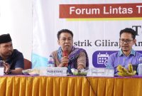TEGAS: Kepala DPMD Sumenep Anwar Syahroni Yusuf, bersama pemateri saat menyampaikan pandangannya dalam Dialog Publik Forum Lintas Tokoh (FLT) Giliraja (SandiGT - Seputar Jatim)