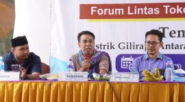 TEGAS: Kepala DPMD Sumenep Anwar Syahroni Yusuf, bersama pemateri saat menyampaikan pandangannya dalam Dialog Publik Forum Lintas Tokoh (FLT) Giliraja (SandiGT - Seputar Jatim)