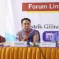 TEGAS: Kepala DPMD Sumenep Anwar Syahroni Yusuf, bersama pemateri saat menyampaikan pandangannya dalam Dialog Publik Forum Lintas Tokoh (FLT) Giliraja (SandiGT - Seputar Jatim)