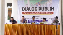 TEGAS: Kepala DPMD Sumenep, Anwar Syahroni Yusuf (tengah), saat menjadi narasumber dalam Dialog Publik Forum Lintas Tokoh (FLT) Giliraja (SandiGT - Seputar Jatim)