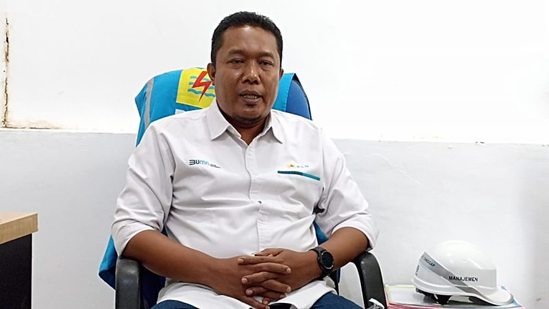 MENJELASKAN: Kepala ULP PLN Sumenep, Pangky Yonkynata Ardiyansyah saat ditemui di kantornya (SandiGT - Seputar Jatim)