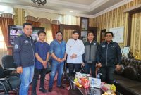 SWAFOTO: Pengurus IWO bersama Bupati Sumenep, Achmad Fauzi Wongsojudo (tengah) usai bahas persiapan lomba baca puisi dan pidato ala Bung Karno (Doc. Seputar Jatim)