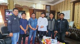 SWAFOTO: Pengurus IWO bersama Bupati Sumenep, Achmad Fauzi Wongsojudo (tengah) usai bahas persiapan lomba baca puisi dan pidato ala Bung Karno (Doc. Seputar Jatim)