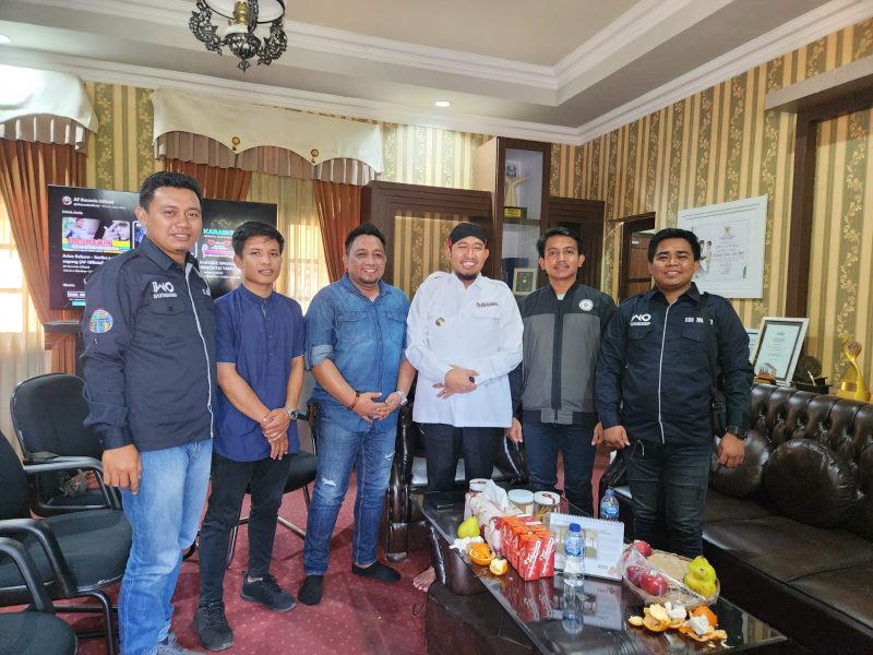 SWAFOTO: Pengurus IWO bersama Bupati Sumenep, Achmad Fauzi Wongsojudo (tengah) usai bahas persiapan lomba baca puisi dan pidato ala Bung Karno (Doc. Seputar Jatim)