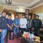 SWAFOTO: Pengurus IWO bersama Bupati Sumenep, Achmad Fauzi Wongsojudo (tengah) usai bahas persiapan lomba baca puisi dan pidato ala Bung Karno (Doc. Seputar Jatim)